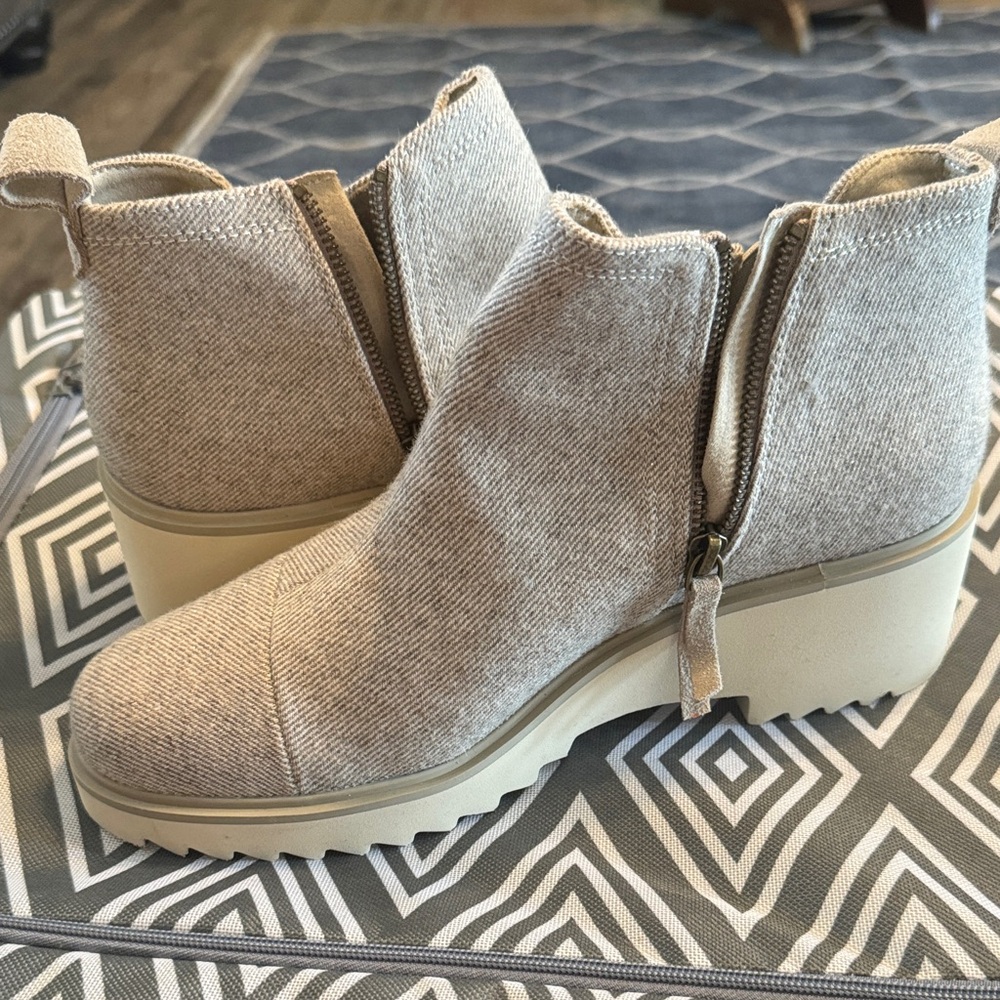 Toms Light Beige Ankle Booties